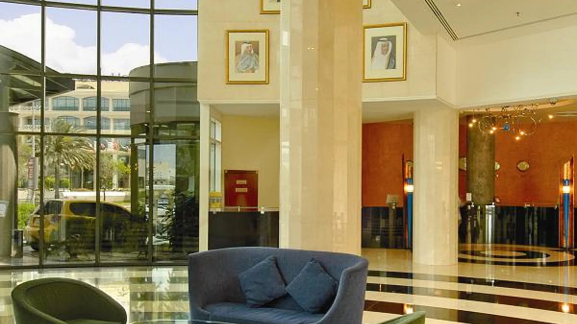 Millennium Airport Hotel Dubaj 4*,